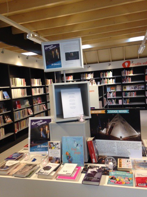 Ook in de Bibliotheek mooie aandacht voor de 7de gedachtenis-inloop op 29 okt a.s. tussen 17.00 - 20.30 uur. <a href="/GemLochem/">Gemeente Lochem</a> <a href="/Lochem3punt0/">Eigenzinnig Lochem</a>
