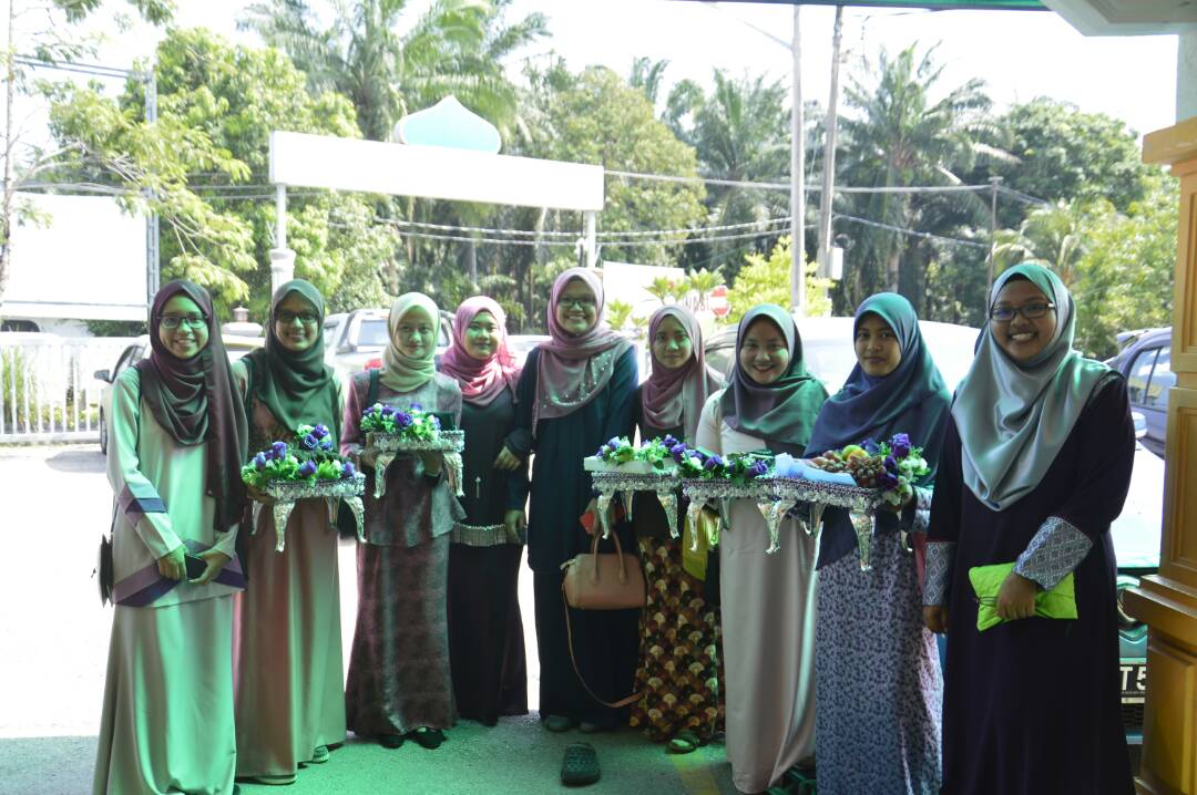 farahinbohari's tweet photo. Massive congratulations to our bilis,  @nazrsyfqh_ on your lovely wedding. We love you! ❤ #puannaz #teameclectic #21stOct2017 https://t.co/mGQY8endr2