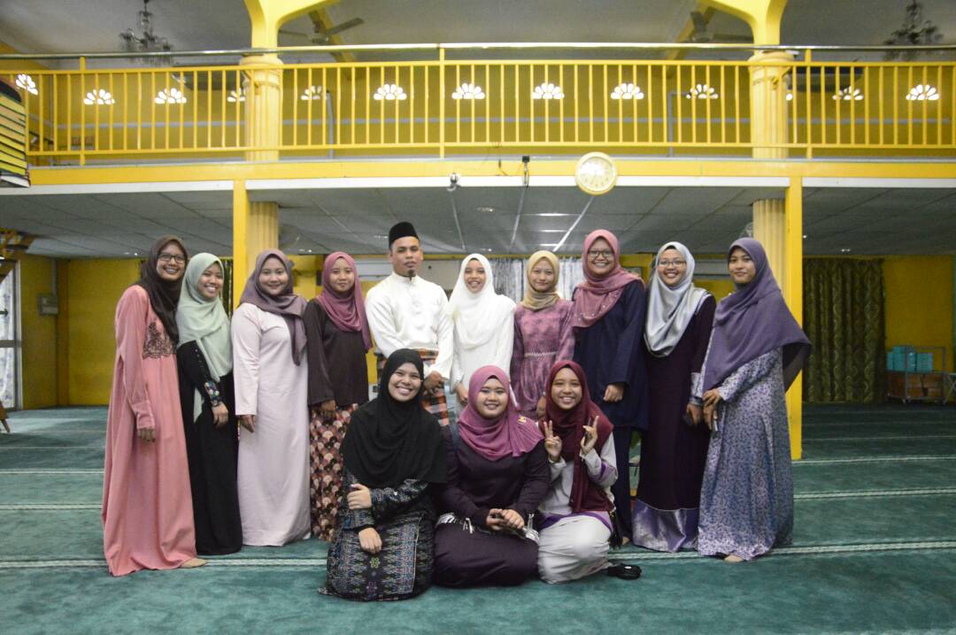 farahinbohari's tweet photo. Massive congratulations to our bilis,  @nazrsyfqh_ on your lovely wedding. We love you! ❤ #puannaz #teameclectic #21stOct2017 https://t.co/mGQY8endr2