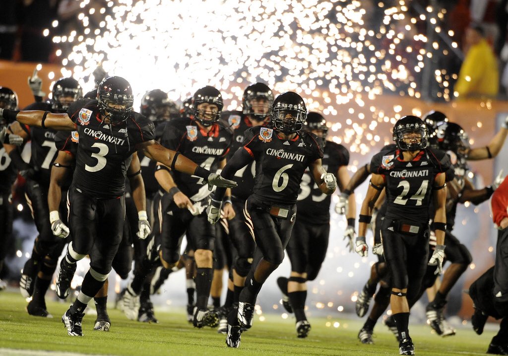 D_Mckinney5's tweet photo. Blessed and Honored to say I’ve received my 2nd offer from the University of Cincinnati! #CinCityPride #Bearcats https://t.co/59TL7bg9cn