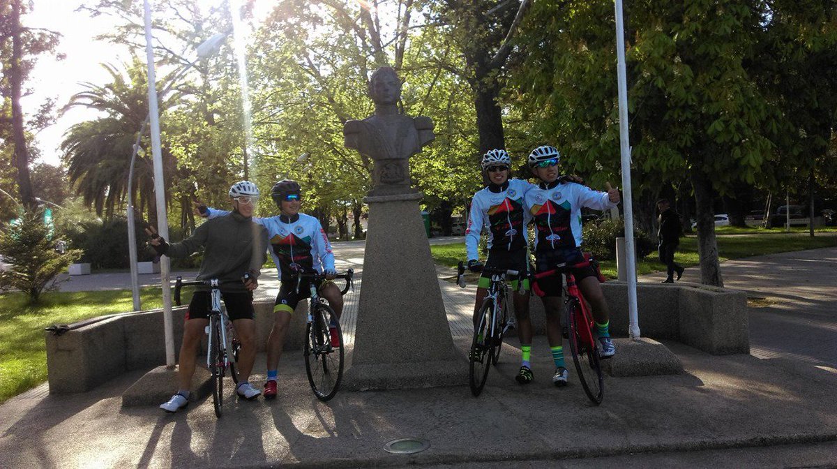 sandrucatemuco's tweet photo. @Enel_Chile aquí foto de los más jóvenes 🚴🚴🚴🚴de este desafío casa uno con 16 años y llegaron arriba #mahuida #curicó #GranFondoFinDelMundo https://t.co/etFUij72DM