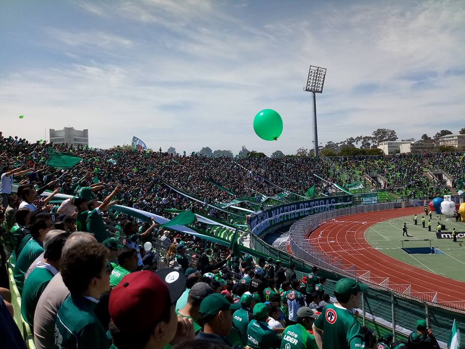 La_Galucha's tweet photo. Galería norte, estadio Elías Figueroa, Los Panzers ayer mediodía clásico porteño. https://t.co/LBFyQga8Fv