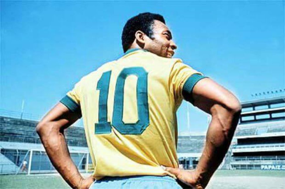 PasionFulbo's tweet photo. Cumple 77 años uno de los mejores jugadores de la historia: Pelé. Lo disfrutaron Santos y la Selección de Brasil: tres Mundiales ganados. https://t.co/0wOQTR4JUM