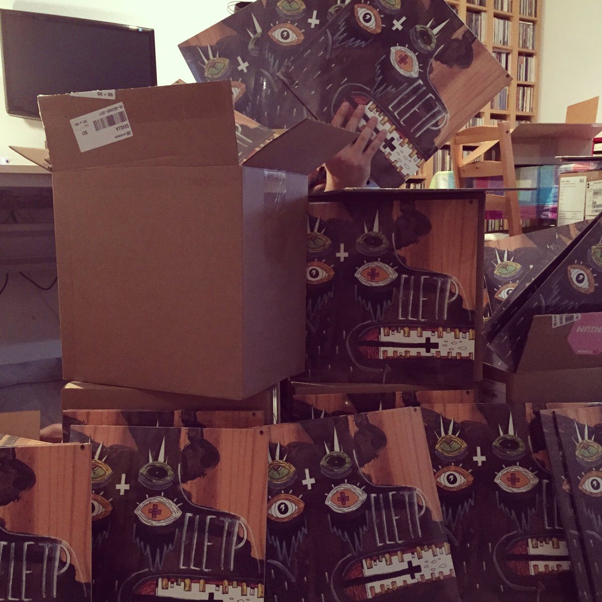 Pronto, muy pronto lo nuevo de #elloboentupuerta <a href="/FamiliaPalmer/">Familia Palmer</a> <a href="/SweetGroovesrec/">Sweet Grooves</a>