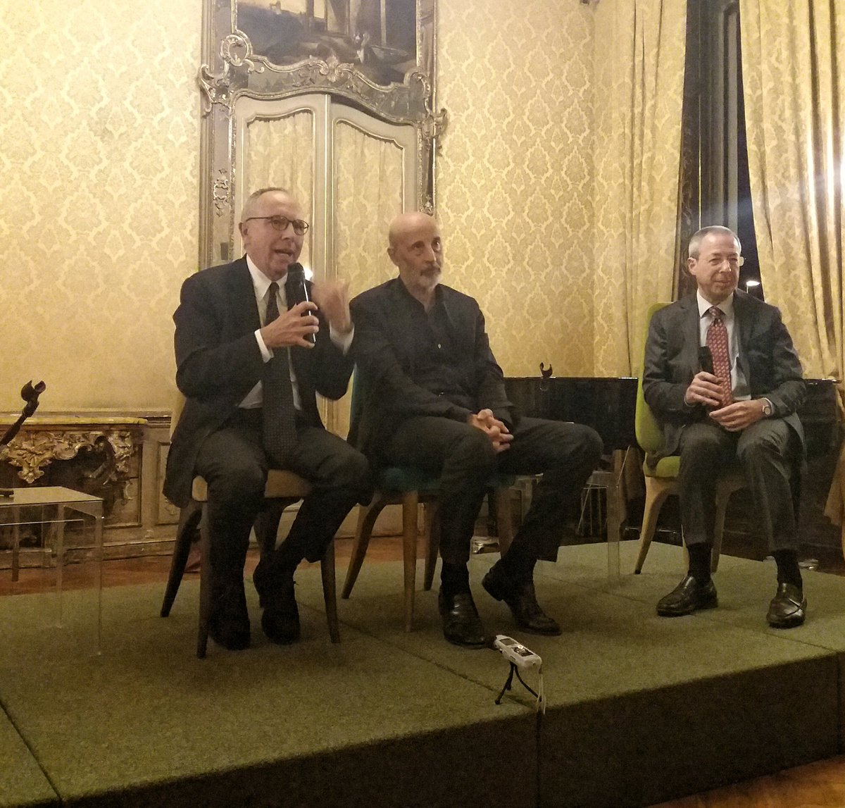 Sul futuro e presente del giornalismo #Crepuscolomedia  di <a href="/vmeloni56/">Vittorio Meloni</a> con Umberto La Rocca e Alberto Sinigaglia <a href="/Corriere/">Corriere della Sera</a>