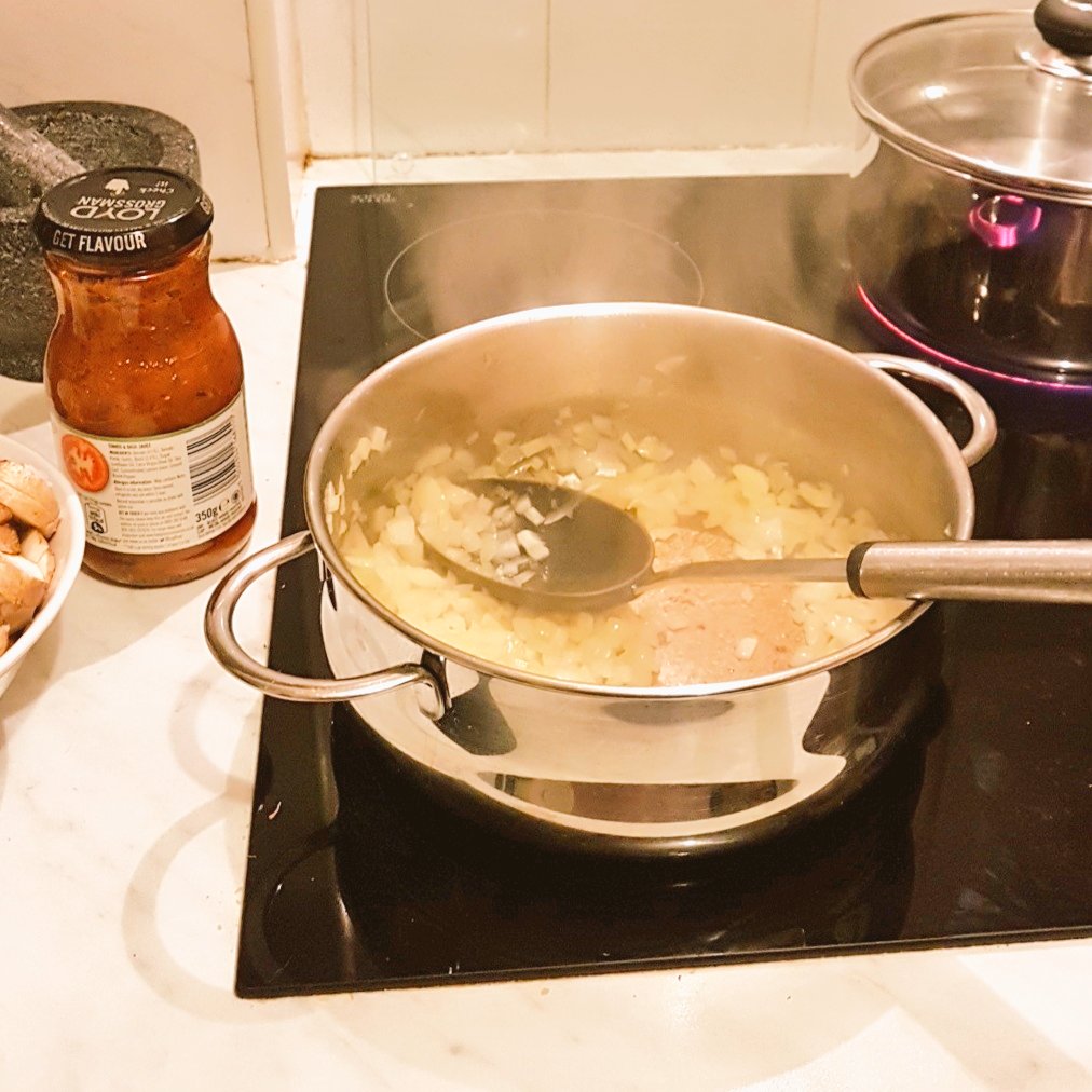 cookupacalm's tweet photo. I've been signed off of work for 2 weeks because of my #depression. I'm "cheating" by using a jar of sauce for my Bolognese. Still cooking? https://t.co/wnZ8T0cZxl