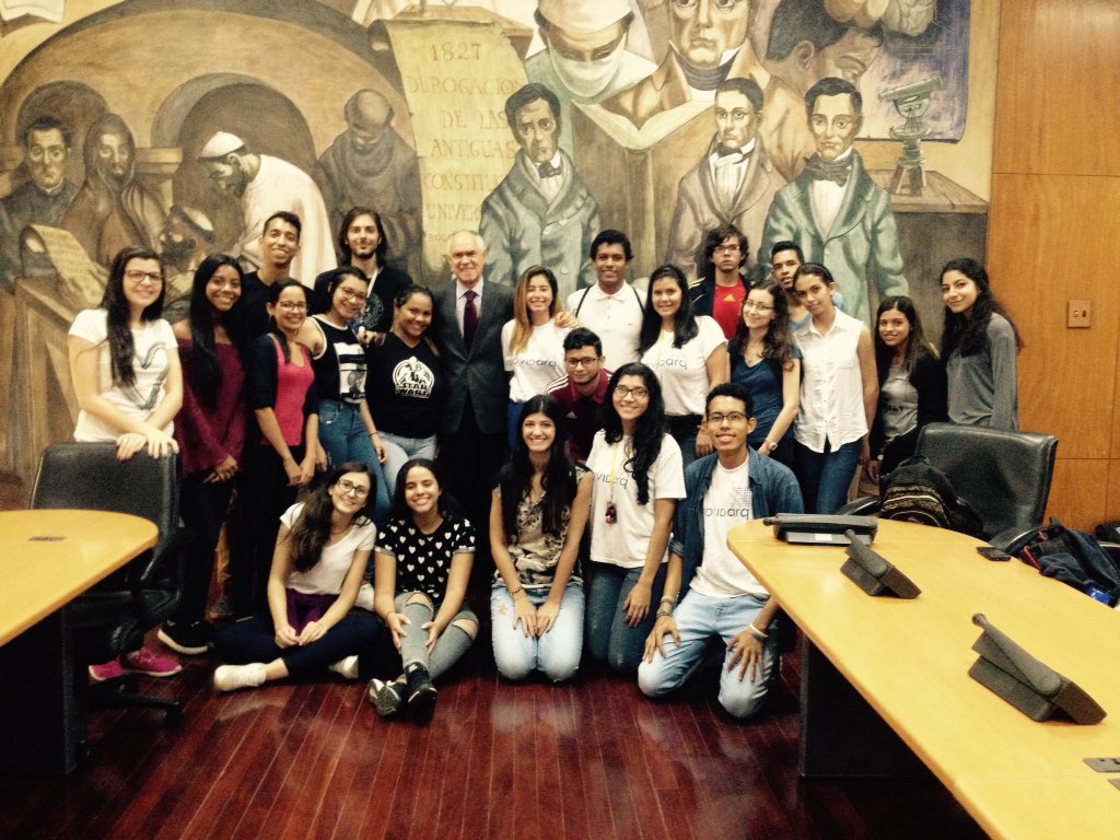 AmalioBelmonte's tweet photo. Recibidos por el Secretario UCV los nuevos estudiantes de la Facultad de Arquitectura. Impermeables al Desaliento https://t.co/KYtl3bnGrd