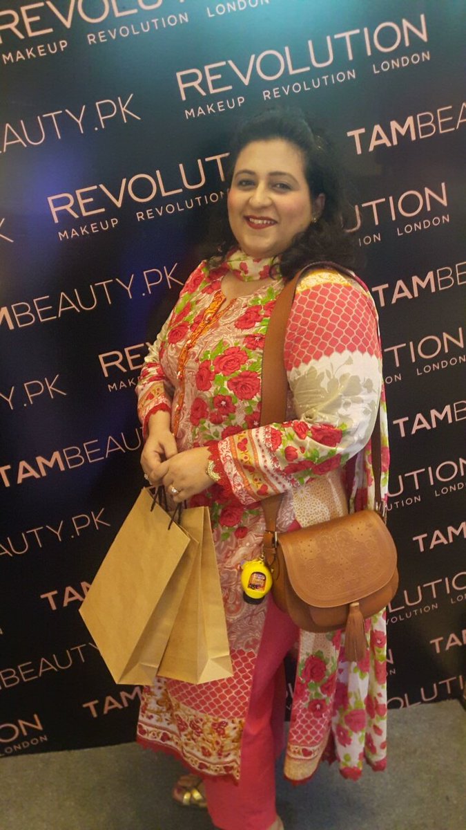 TSocialMama's tweet photo. Amazing #FestivalofBeauty at #DolmenMallTariqRoad #DFB17 #Beauty #Makeup #Discounts #Brands https://t.co/y58ORl1VG6