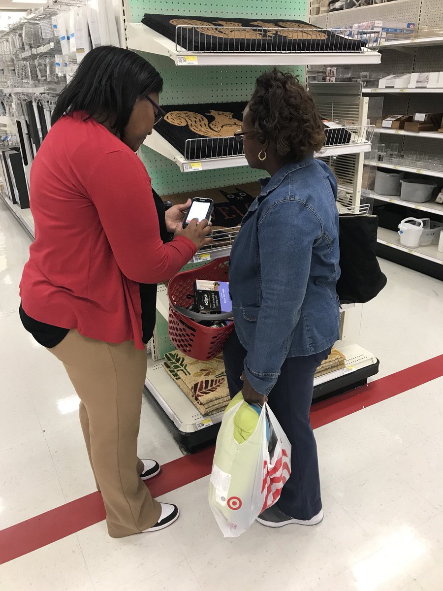 herbertmarkows1's tweet photo. ETL HR Katrina helping guests and extending the aisle with #myCheckout @JoeMarando699 @KMartinezTGT @JuniorLondono @Jesse_NER https://t.co/sGOtBU5AZz