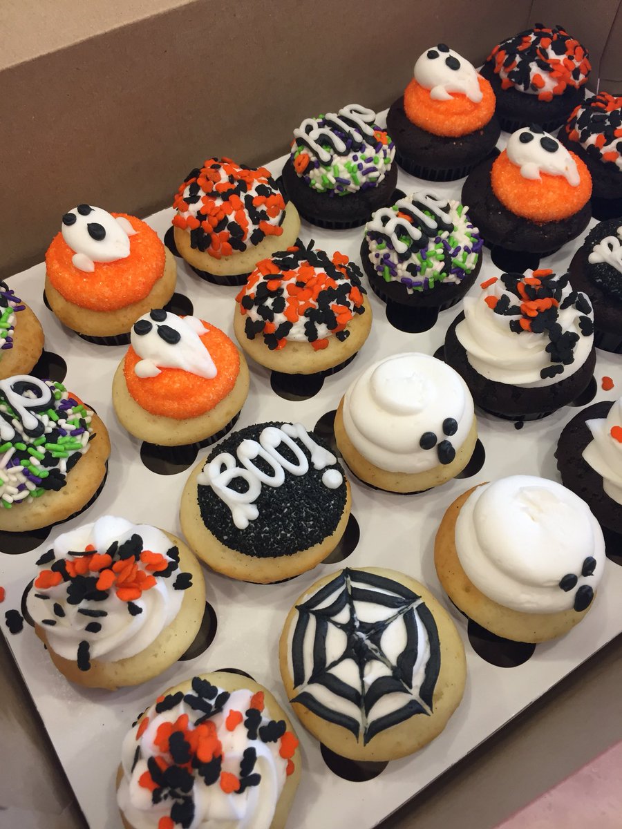 Smallcakes_IL's tweet photo. Don’t forget to order your spooky treats for Halloween! #halloween #chicagofood #chicagofoodauthority #naperville #localbakery #smallbiz https://t.co/2kSkGffEbr