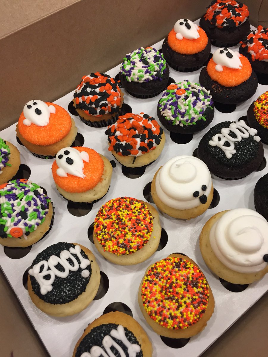 Smallcakes_IL's tweet photo. Don’t forget to order your spooky treats for Halloween! #halloween #chicagofood #chicagofoodauthority #naperville #localbakery #smallbiz https://t.co/2kSkGffEbr
