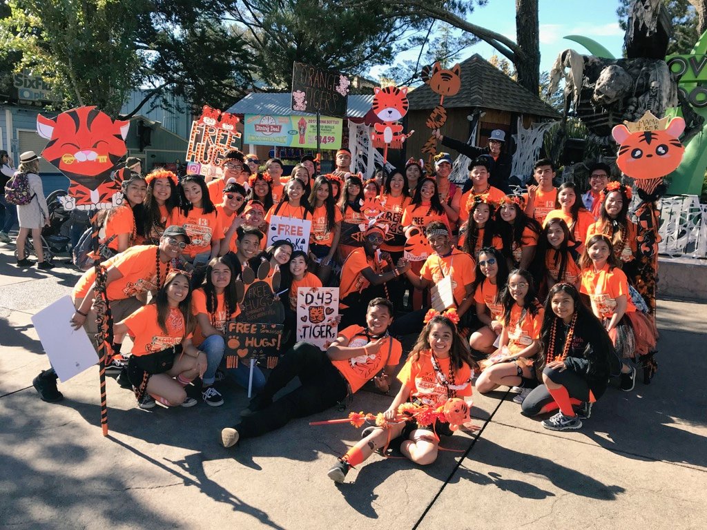 A_naaaii's tweet photo. Family 💕🐝🐯
#FRN2017 https://t.co/YiG2zu8RwK