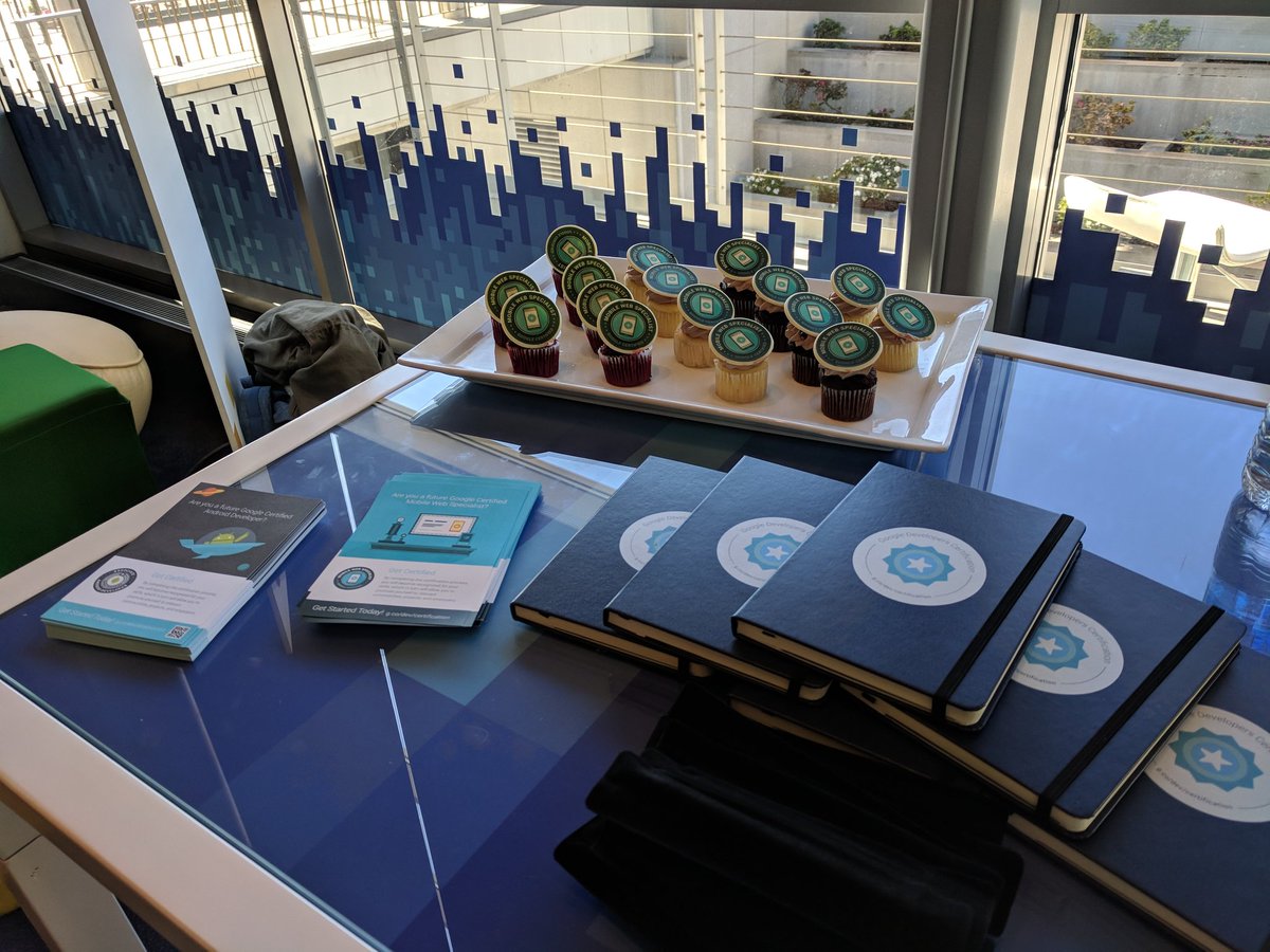 Cupcakes at Cert lounge. Yum! #CertLounge #ChromeDevSummit