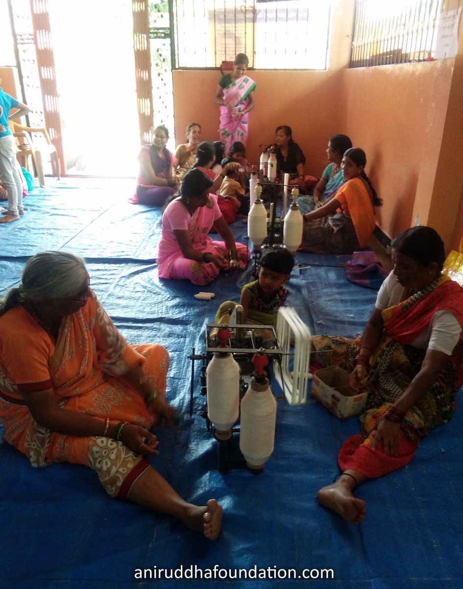 aniruddhaseva's tweet photo. #Volunteers of https://t.co/fTrmIuLRLC's Manermal, #Kolhapur centre spinning #Charkha during a camp, 30 Hanks made. https://t.co/sVtTz04LSv