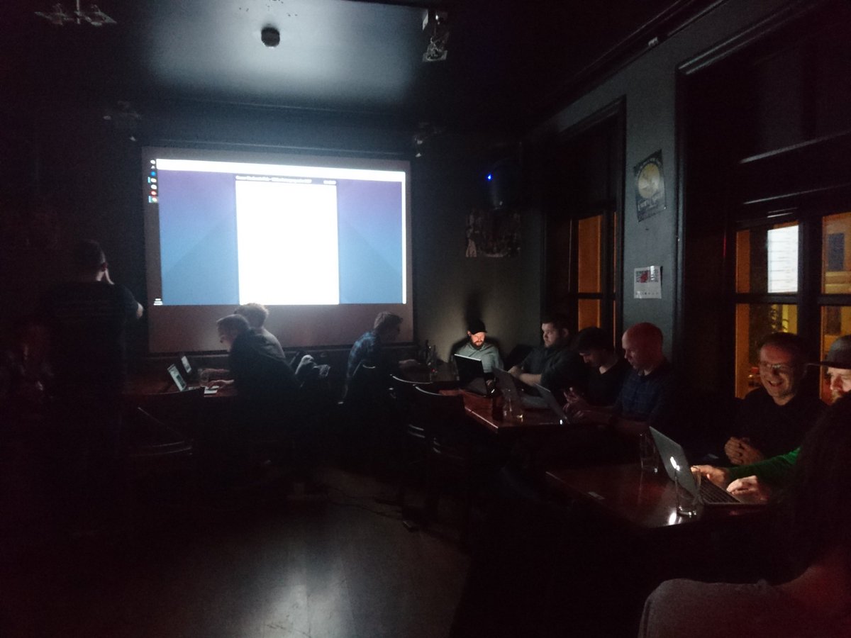 Tron77561745's tweet photo. #siksym17 HackersPub der gikk strømmen, men deltakerne hacker videre - ingen grunn til å stoppe pga et lite strømbrudd :) https://t.co/As5gBFLqbn