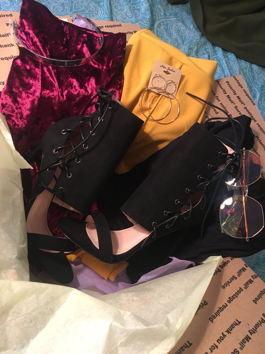 CruelSummer_'s tweet photo. hey 🤗 i'm a 21 y/o entrepreneur who started a personal styling service that ships to your door. your rt's could help find my clients ❤️ https://t.co/FnpqEKkwZQ
