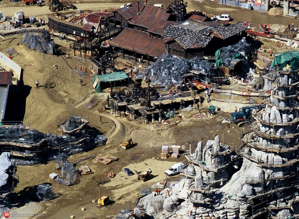 ThunderideBTM's tweet photo. 1991 - La gare de #bigthundermountain vue du ciel! #disneylandparis #dlp25 https://t.co/GTtXjWZIQx