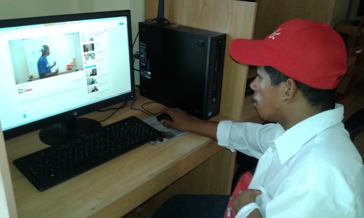 Ellvis06's tweet photo. Joven Con Discapacidad Usando la Herramienta AYUDINGA.. #InfoCalobre #YoSoyInfoplazas @Infoplazass https://t.co/kZ10fe45Dy