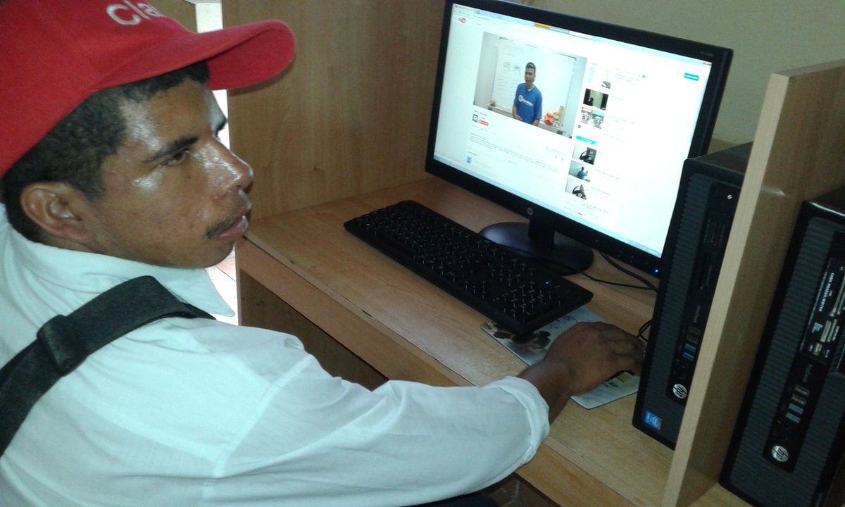 Ellvis06's tweet photo. Joven Con Discapacidad Usando la Herramienta AYUDINGA.. #InfoCalobre #YoSoyInfoplazas @Infoplazass https://t.co/kZ10fe45Dy