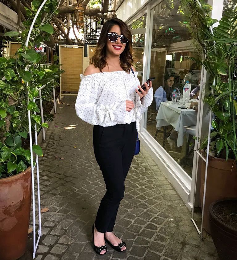 ShowbizAndNewz's tweet photo. @MehwishHayat looking uber cool while lunching at #CafeFlo
#MehwishHayat https://t.co/N3Tv2SaAaP