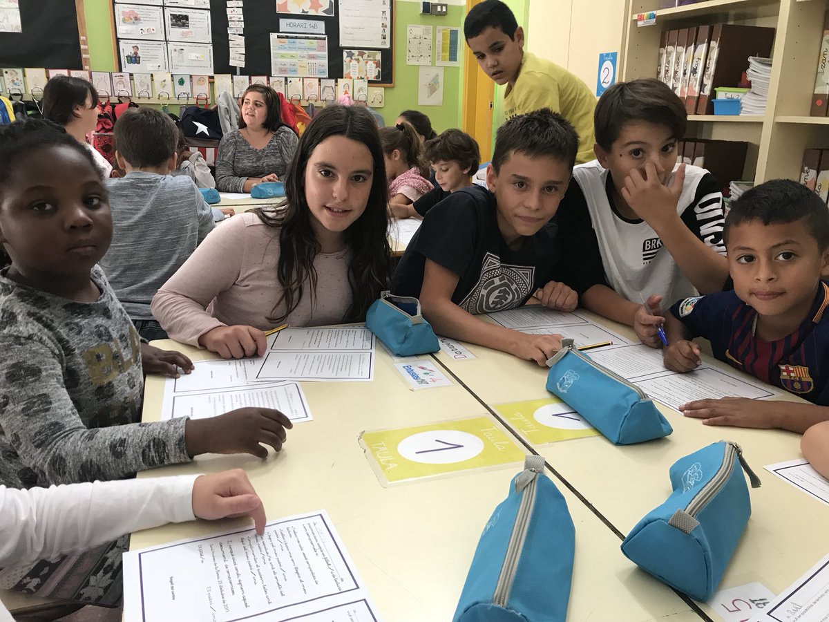 escolajoseppla's tweet image. Avui coneixem els nostres padrins/nes. #1rB #6èB