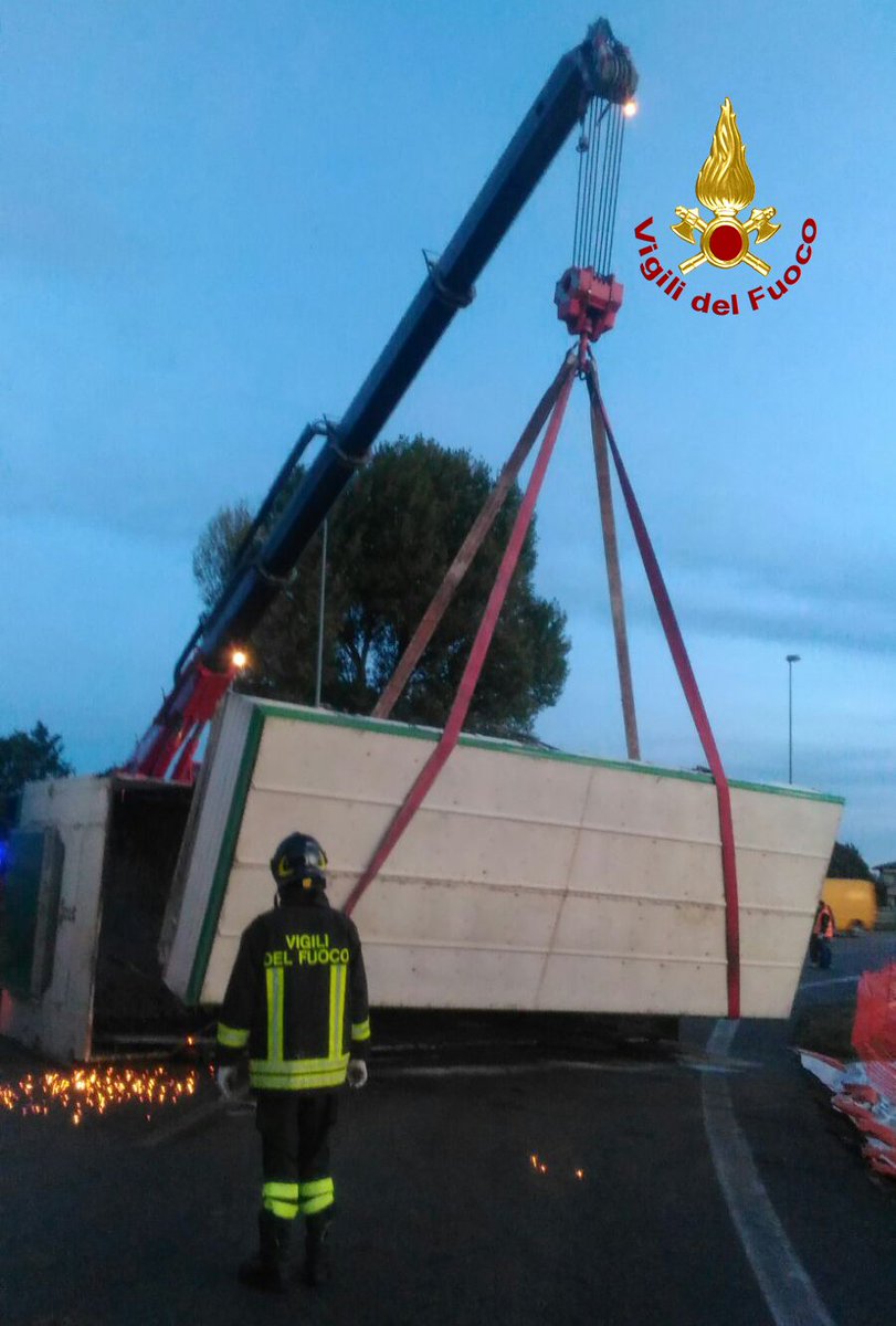 vvfveneto's tweet photo. #23ott 0430 Chioggia, si rovescia rimorchio camion carico di bovini lungo la Romea in rotatoria a #Valli intervento #vigilidelfuoco https://t.co/fiqHzWJZVG