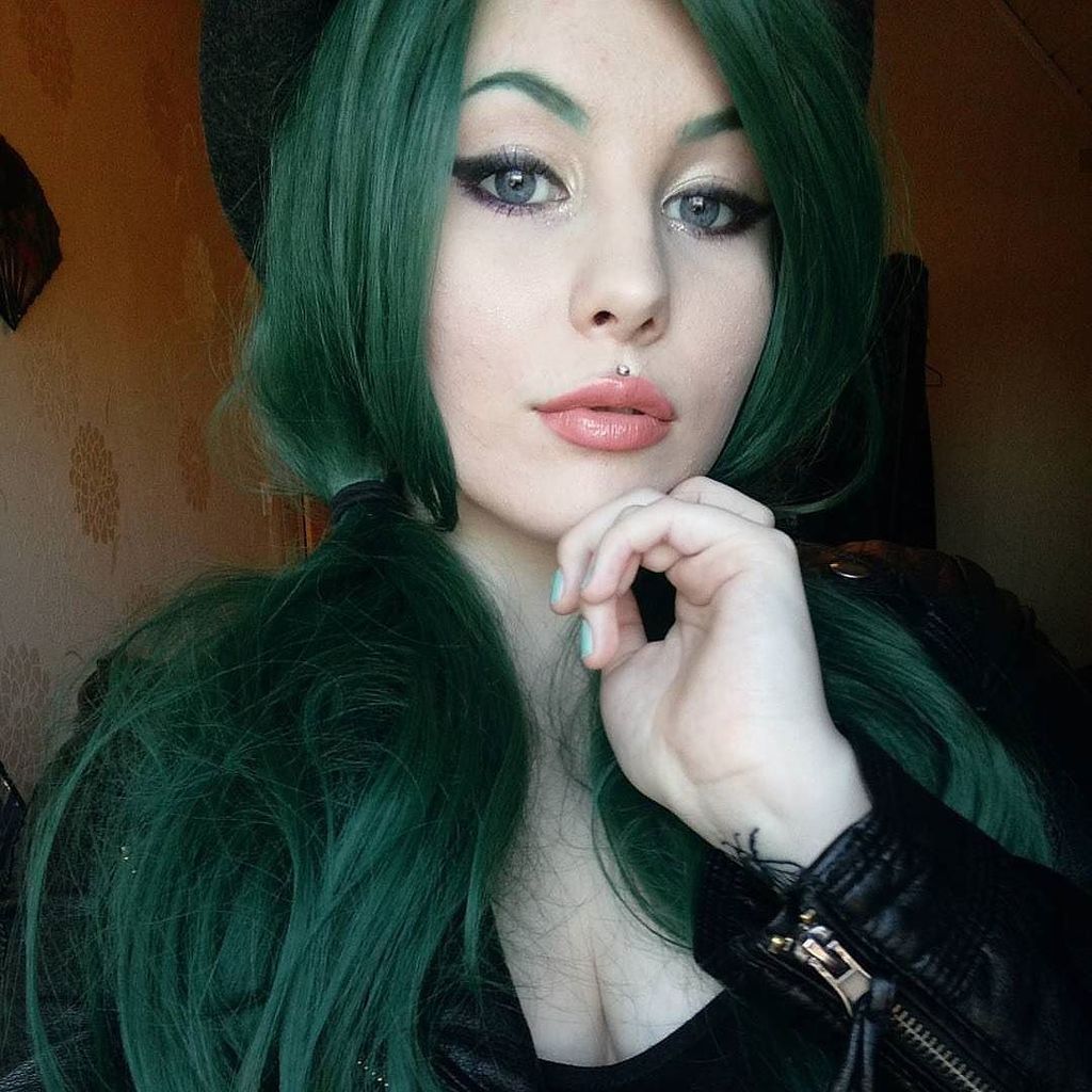 lushwigs's tweet photo. @huulipunaa is sultry in Lush style: Forest 💚 that make up with this style is 💯

#lushwigs #lushhair #lushwig #greenwig #greenbrows #wig https://t.co/rvZRtbp7Js