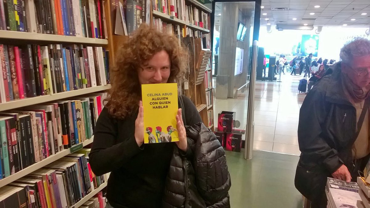 edcrackup's tweet photo. La autora @abud_celi y su libro #ACQH se encontraron en el Yenny Ezeiza. https://t.co/MDhz2aaKkR