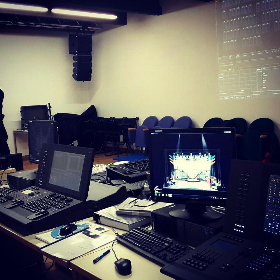 decima_srl's tweet photo. Corso @ETCInc Gio@5 in Decima
 
#decima #webuildemotions #etc #gio5 #lighting #electronic #controls #electronictheatrecontrols https://t.co/EEHGvsqgKU