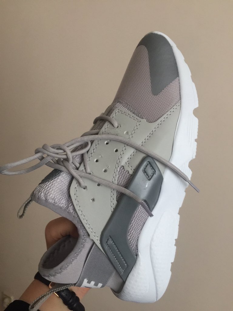 bu ayakkabı neden az sonra uzaya çıkıcakmış gibi görünüyo