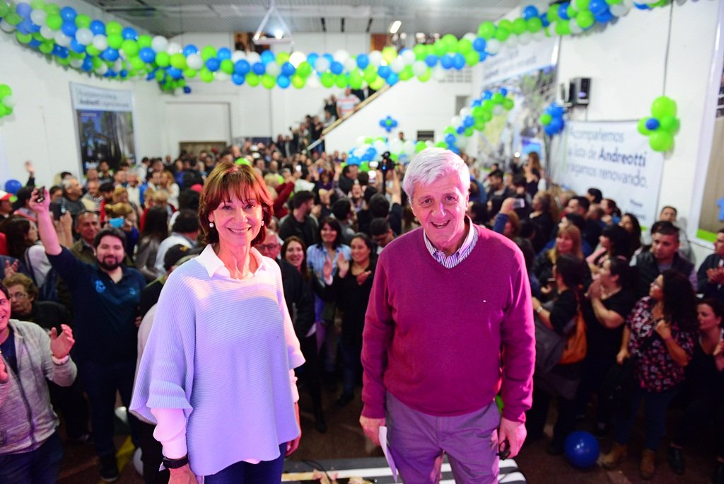1PaisSF's tweet photo. La candidata massista, Andreotti ganó por más de 14 puntos por sobre el candidato de cambiemos en San Fernando. https://t.co/3BMPi99f3v https://t.co/JskY0DOGzK
