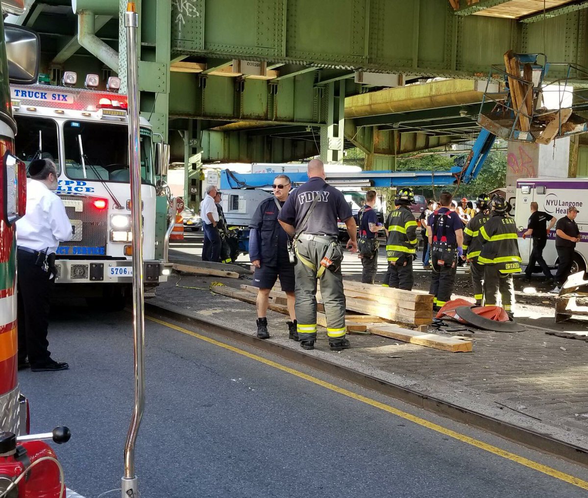 nyscanner's tweet photo. Brooklyn: 3 St &amp; 61th Ave, FDNY Reporting a construction worker fell down a Crane near the gowanus expressway. https://t.co/63d2A9gLZN