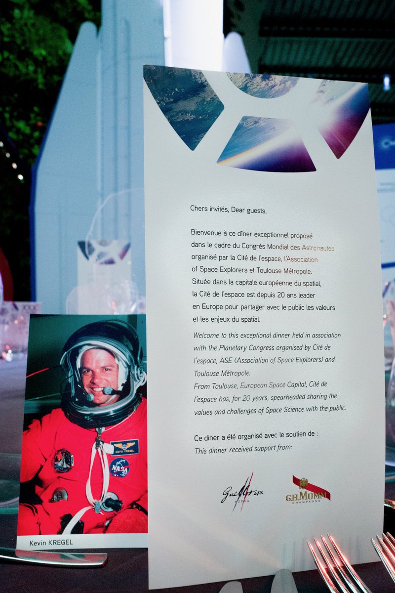 guillotinevodka's tweet photo. #ASE30 Guillotine sur la sonde #Philae envoyée sur la comète Tchoury @esa @ASE_Astronauts @CiteEspace #SpaceVodka #UltraPremiumVodka https://t.co/xDIgvog1fB