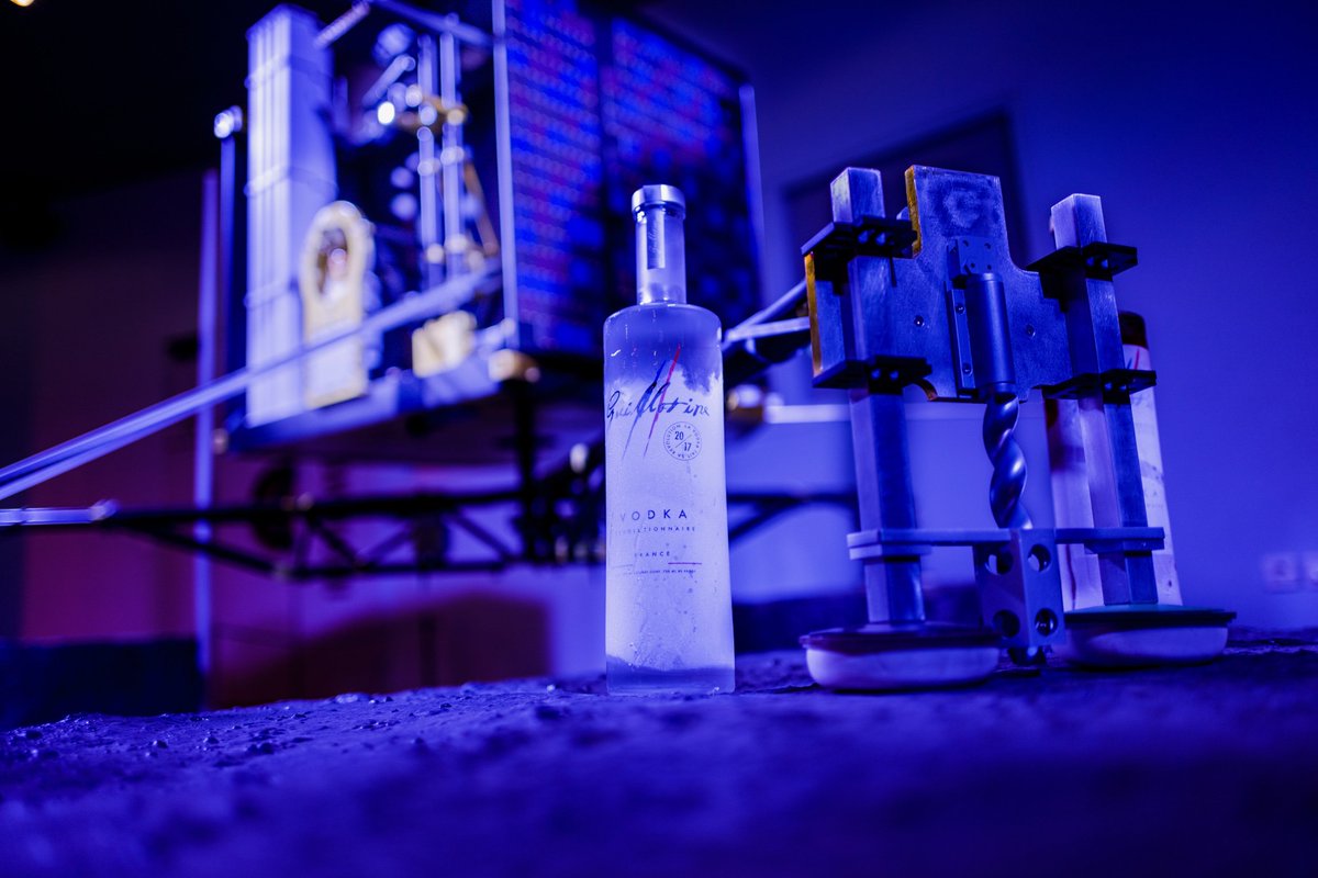 guillotinevodka's tweet photo. #ASE30 Guillotine sur la sonde #Philae envoyée sur la comète Tchoury @esa @ASE_Astronauts @CiteEspace #SpaceVodka #UltraPremiumVodka https://t.co/xDIgvog1fB