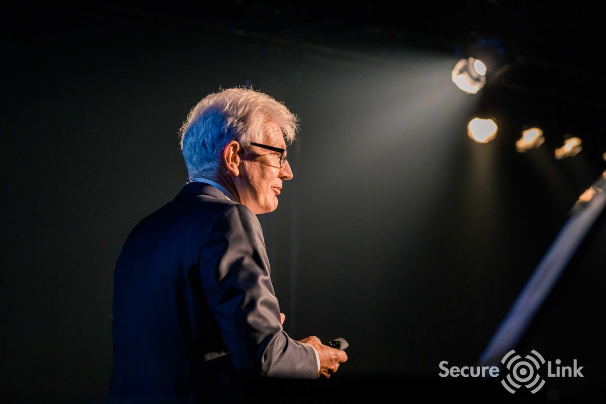 OrangeCyberBE's tweet photo. Marc Monballieu ICT-directeur @AZMMGent vertelde op #CHECKUP2017 hoe een papierloos ziekenhuis te werk gaat-Smartbiz https://t.co/6OHEBjoE6E https://t.co/4s5Mv0jSM7