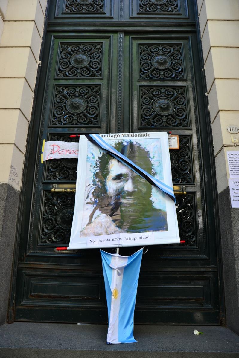 SolidaridadV's tweet photo. ARGENTINA Surgen “santuarios” donde el pueblo homenajea a Santiago Maldonado #Justicia #ElestadoEsResponsable 
FUENTE:RESUMENLATINOAMERICANO https://t.co/zsttibh2q4