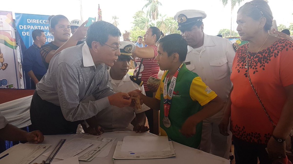 mindefbolivia's tweet photo. #Ahora/ Viceministro #Begazo inicia el pago del bono #JuacitoPinto en la Unidad Educativa Alto de la Alianza en #Guayaramerín
@mincombolivia https://t.co/5ebzXrrLmc