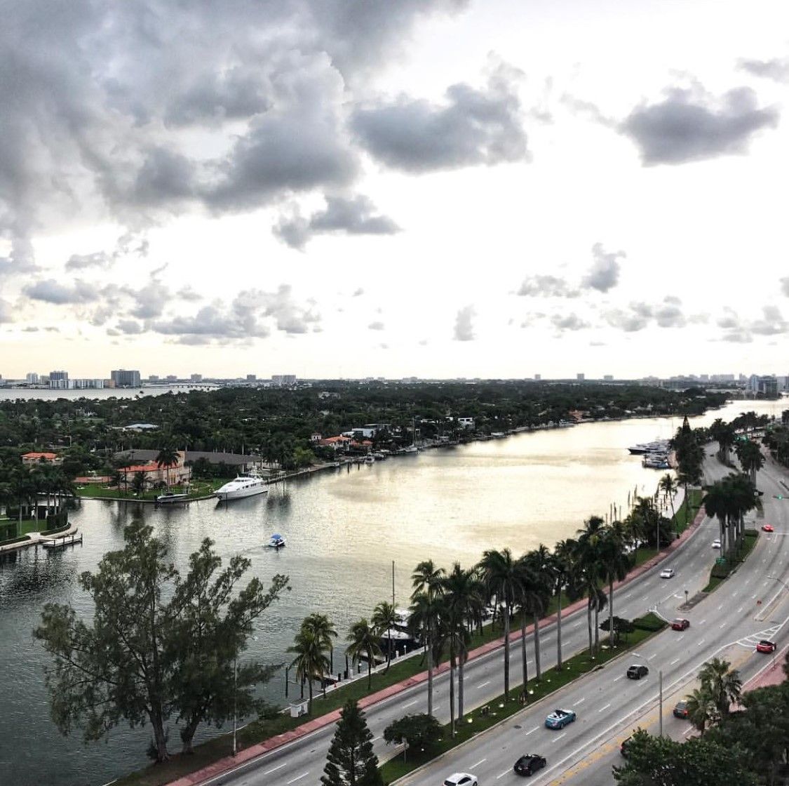 GrandBeachMiami's tweet photo. Beating the Monday blues with a view!
#roomwithaview #grandbeachmiami #bayviewsuite
Photo by @missannkatrin https://t.co/YanzMGXgOQ https://t.co/e4fOwuqDdI