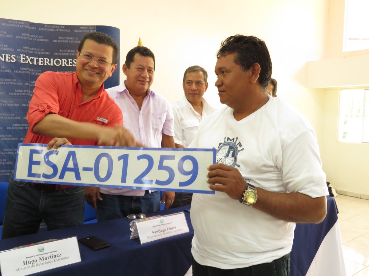 Entrega de identificación de embarcaciones artesanales registrada en el Golfo de Fonseca. Ulises Soriano, junto al Ministro <a href="/HugoMartinezSV/">Hugo Martínez</a>