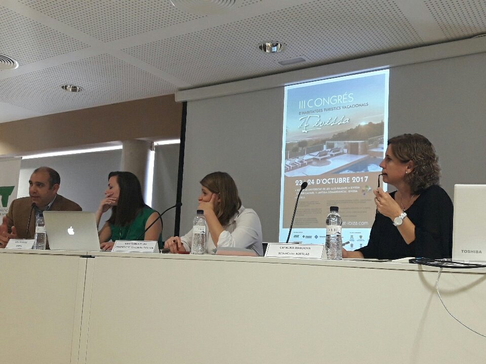 DorisASCAV's tweet photo. Depurando las responsabilidades de los prestadores de servicios de vv en #IIICongresoIbiza https://t.co/up2QugmUPt