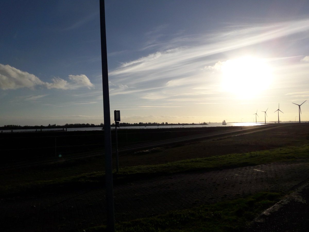 blas789's tweet photo. Vermoedelijk op weg naar #Hoorn... 3 schepen net uit #Naviduct #beurtveer https://t.co/QqSlKWMCGX
