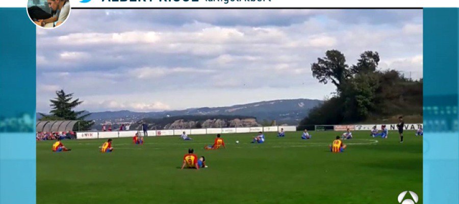 Los futbolistas de Tona y Taradell, de la Tercera regional catalana, hicieron una sentada "por una Cataluña libre" ► atres.red/3btfi1