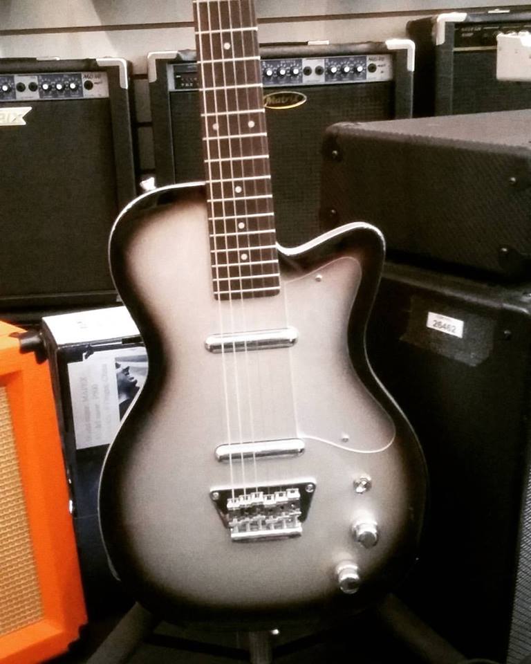 Prodmusicales's tweet photo. Silvertone Guitarra Eléctrica Silverburst 1303 u2 en @Prodmusicales Sarmiento 1554, CABA - 011 4371-8194 https://t.co/BSoWW7mlaC