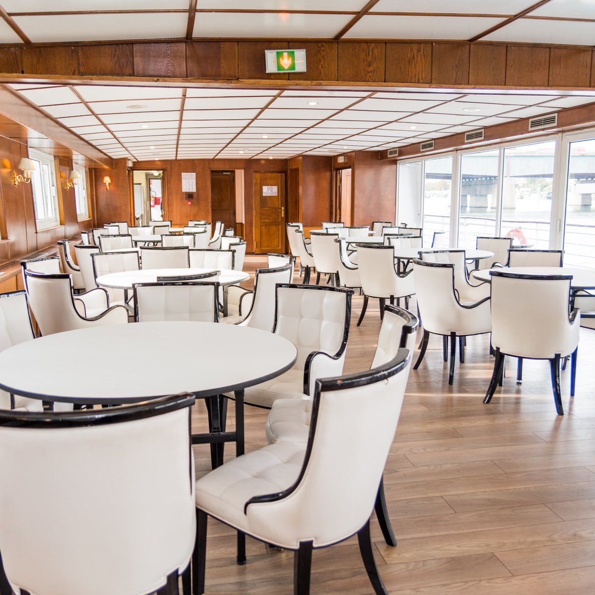 Ici tout peut s'y passer, tout type d'événement, diverses émotions #poseidon #paris #croisieres #professionnel #prive #privatisation #seine