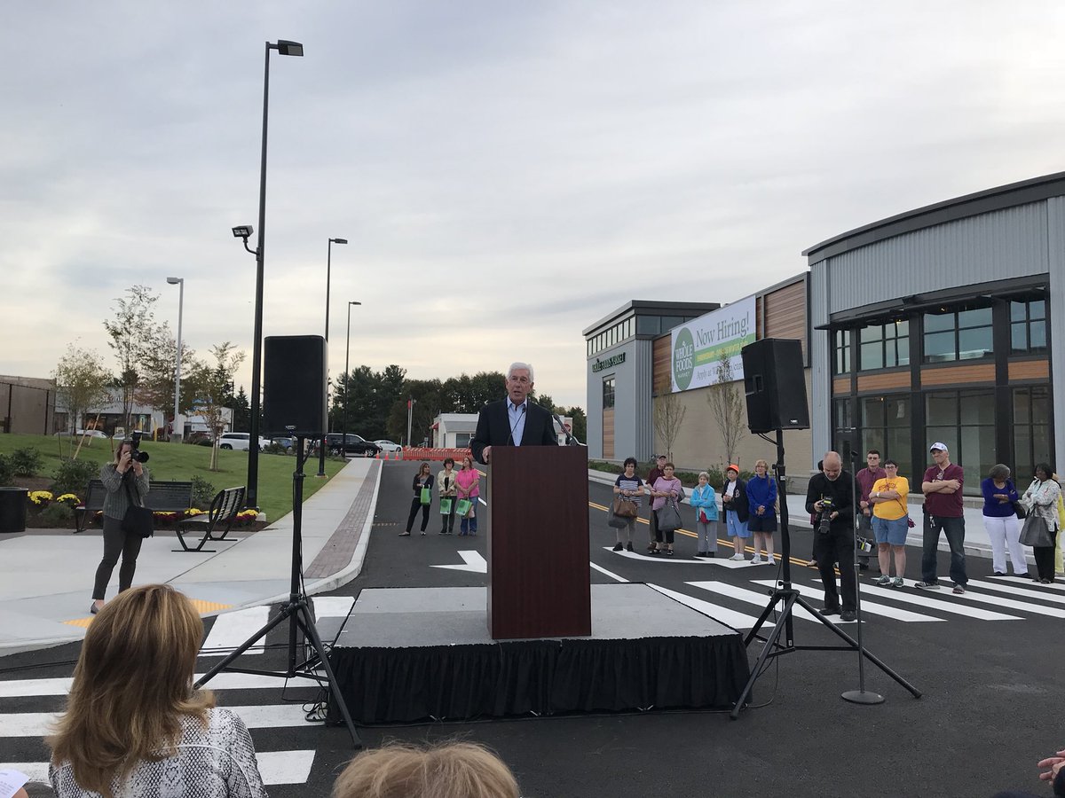 PGrossmanRetail's tweet photo. Congrats to Howard and the @GrossmanRE team on grand opening of #lakewaycommons in Shrewsbury MA! A+ tribute to Spags. Already busy center! https://t.co/ndX3YNzrMp