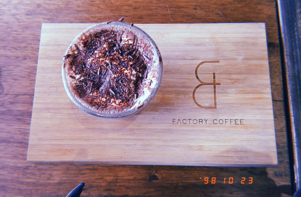 nazzjell's tweet photo. #FactoryBKK ร้านกาแฟตรงพญาไท กา���ัญตีด้วยรางวัลของบาริสต้า แต่เมนูโปรดเราคือChocolate Yenคือนุ่มละมุนลิ้นมากจริงๆ รัก💙 #อร่อยไปแดก #ร้านกาแฟ https://t.co/dHOd7rFx2T
