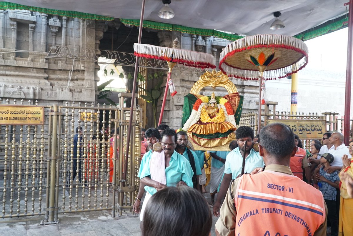 SriSamsthana's tweet photo. ಪೂರ್ವಸಿದ್ಧತೆಯಿಲ್ಲದ ಕಾರಣ ದರ್ಶನಕ್ಕೆ ಅವಕಾಶವೇರ್ಪಡದೆ, ತಿರುಪತಿಯ ಪದ್ಮಾವತೀದೇವಳದ ಬಾಗಿಲಲ್ಲಿ ನಿಂತಿದ್ದಾಗ, ತಾನೇ ಹೊರ ಬಂದು ದರ್ಶನವಿತ್ತಳು ಅಮ್ಮ...ಪರಮ ಕರುಣಾಳು! https://t.co/TK4FA1D2iD