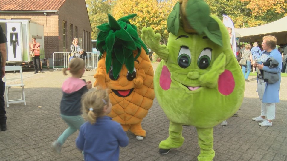 youtube.com/watch?v=evf-A0…  World Food Day, genieten voor groot en klein, maar met een duidelijke boodschap. https://t.co/0OIYljQhry