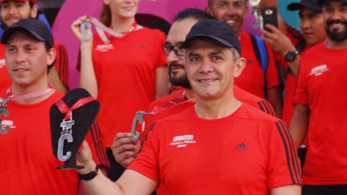BullyingRunner's tweet photo. Así sus caras de zopencos presumiendo su medalla del #Adidas21k 😂😂😂#TakeChargeMexico #MedioMaraton @totalrunning @adidasMX #hashtagspendejos https://t.co/aHkZmLelIH