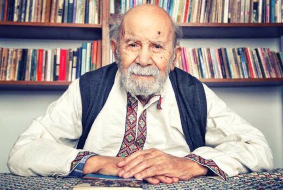 kitap_merkezi's tweet photo. Düşündüğünü söylemekten korkmaya başlarsa bir kişi, düşünmekten de korkmaya başlar.Vedat Türkali https://t.co/nybw2sVNND